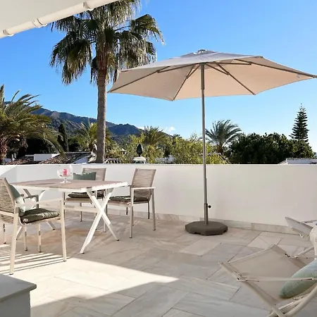 Wunderschoenes Ferienhaus In Marbella Mit Kleinem Garten Und Meerblick